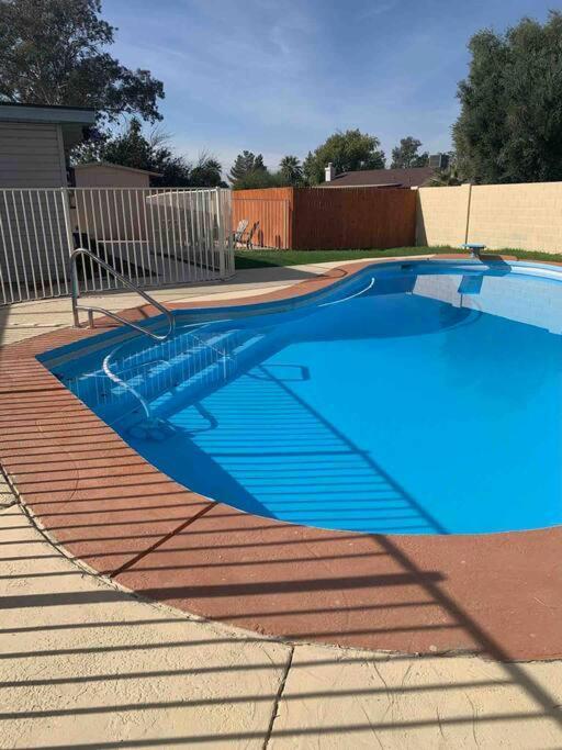 Charming Overlooking The Pool. Casa de férias *