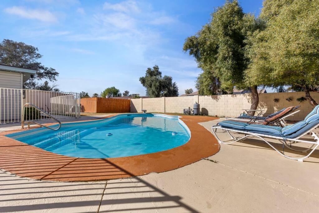 Charming Overlooking The Pool. Casa de férias *