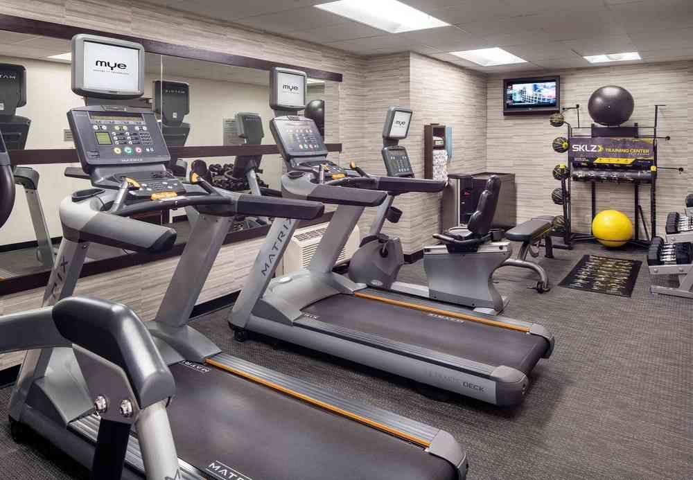 Courtyard By Marriott Airport Hotel