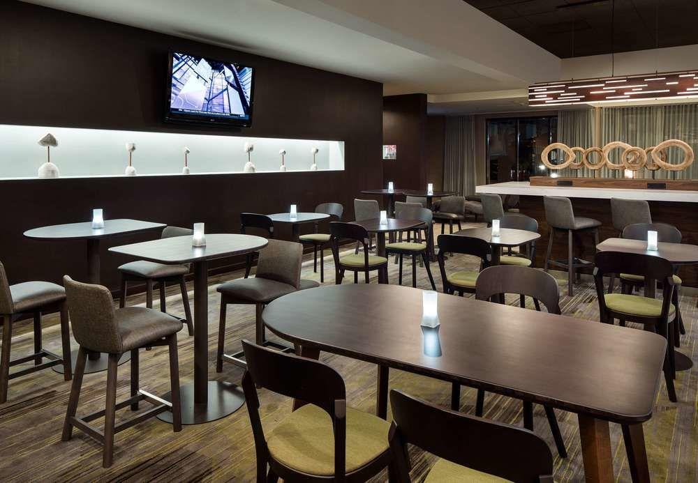 Courtyard By Marriott Airport Hotel