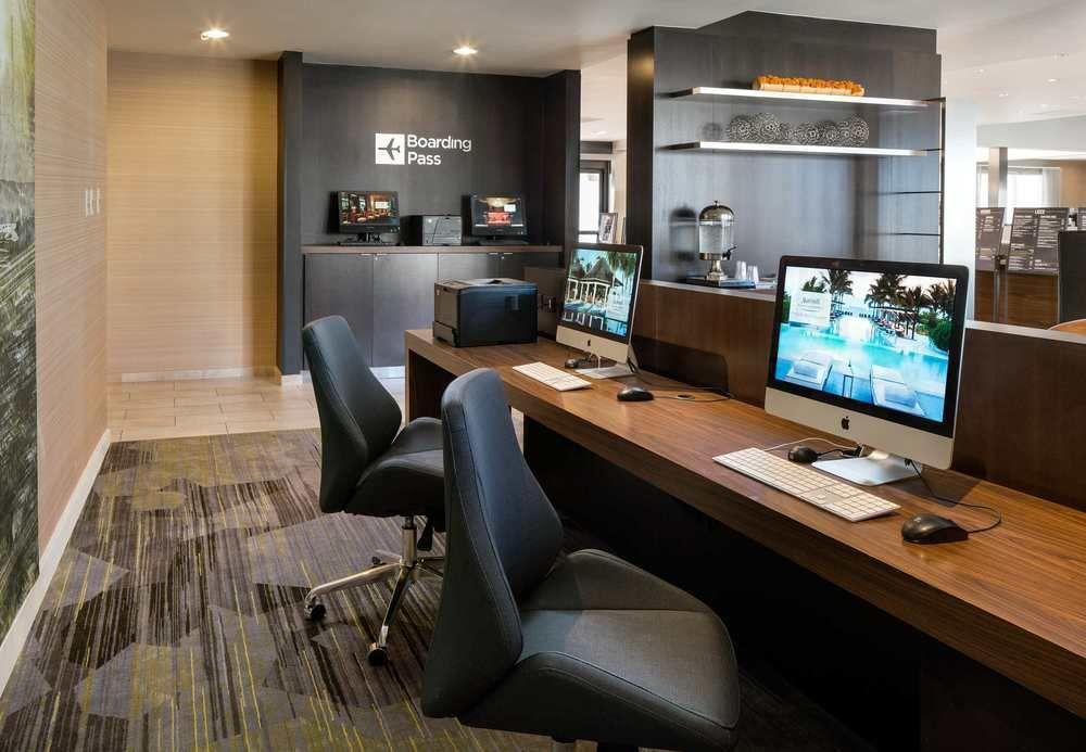 Hotel Courtyard By Marriott Airport