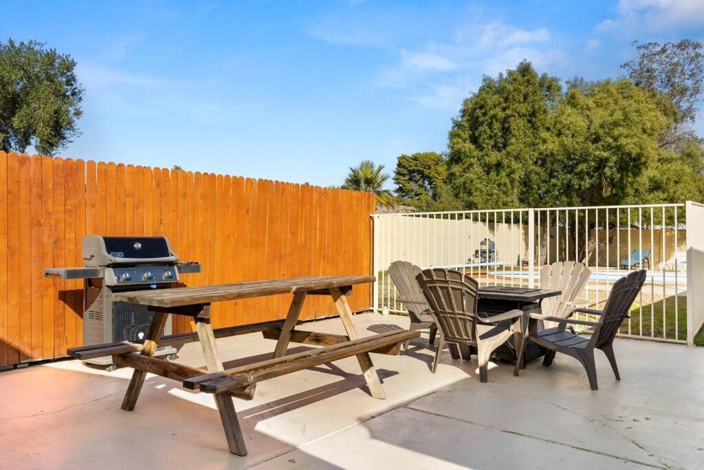 Charming Overlooking The Pool. Casa de férias Phoenix