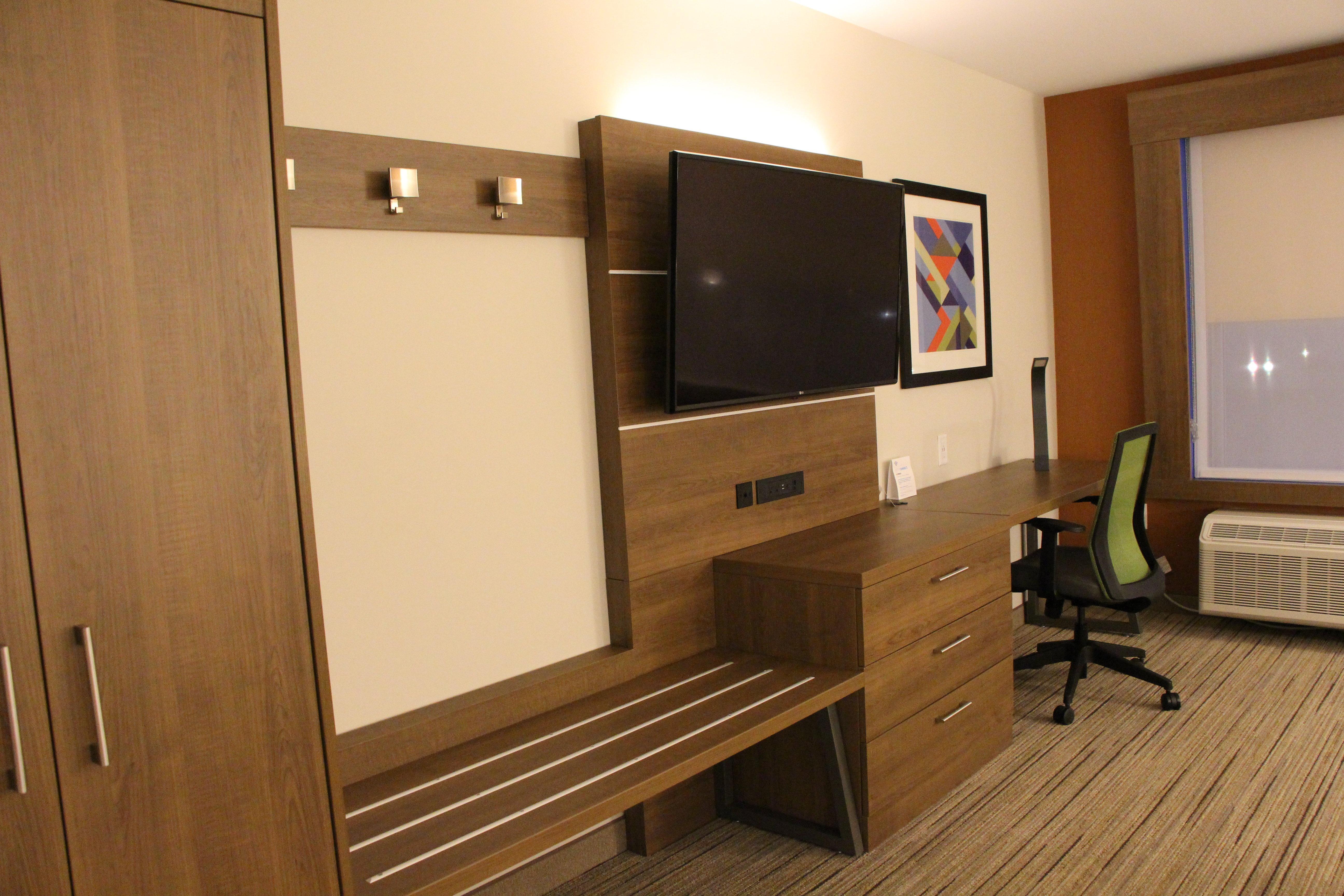 Express & - - Airport North By Ihg Hotel