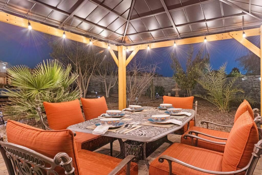 The Hummingbird House, Sauna & Mountain Views!
