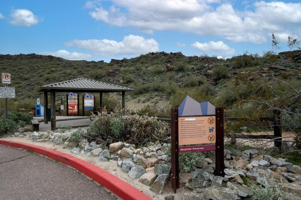 The Hummingbird House, Sauna & Mountain Views!