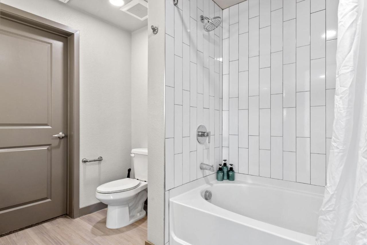 Cozysuites Phx Roro Gym, Pool, Pets, Parking! #3 Apartment Phoenix