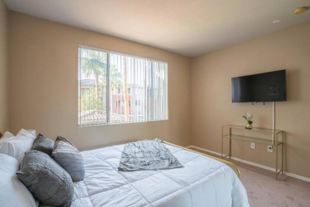 Modern 2br Oasis Pool, Gym & Parking Near Airport Apartment