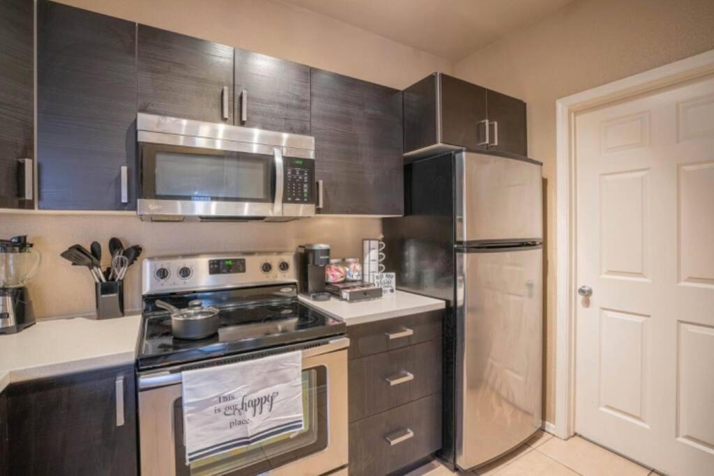 Modern 2br Oasis Pool, Gym & Parking Near Airport Apartment