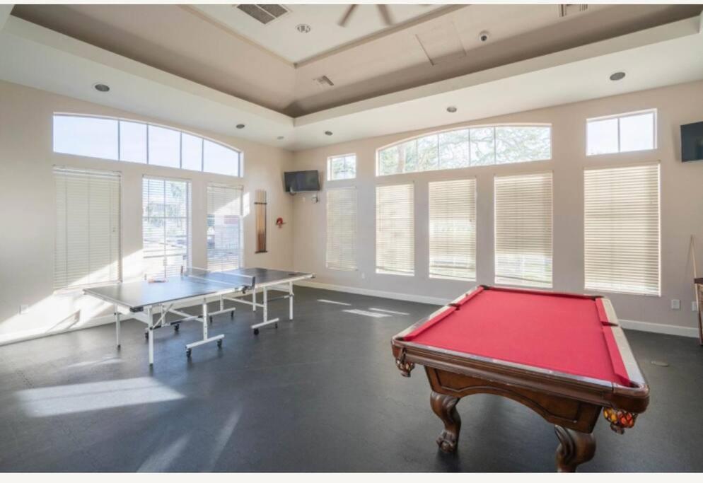 Apartment Modern 2br Oasis Pool, Gym & Parking Near Airport *