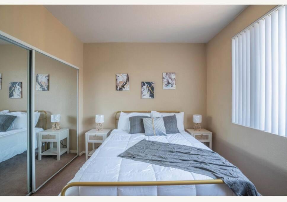 Modern 2br Oasis Pool, Gym & Parking Near Airport Apartment