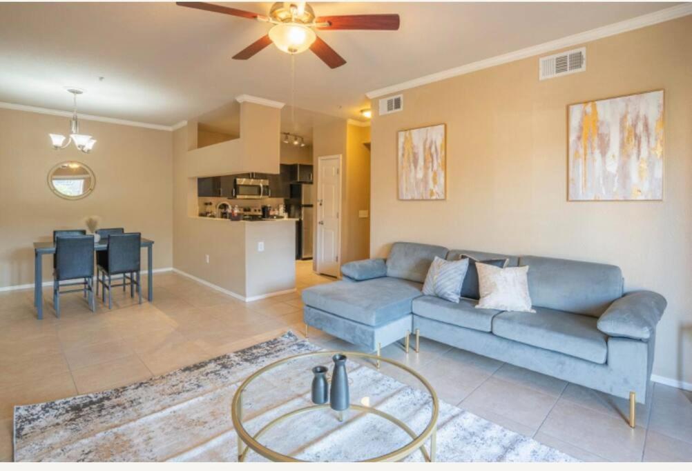 Apartment Modern 2br Oasis Pool, Gym & Parking Near Airport *
