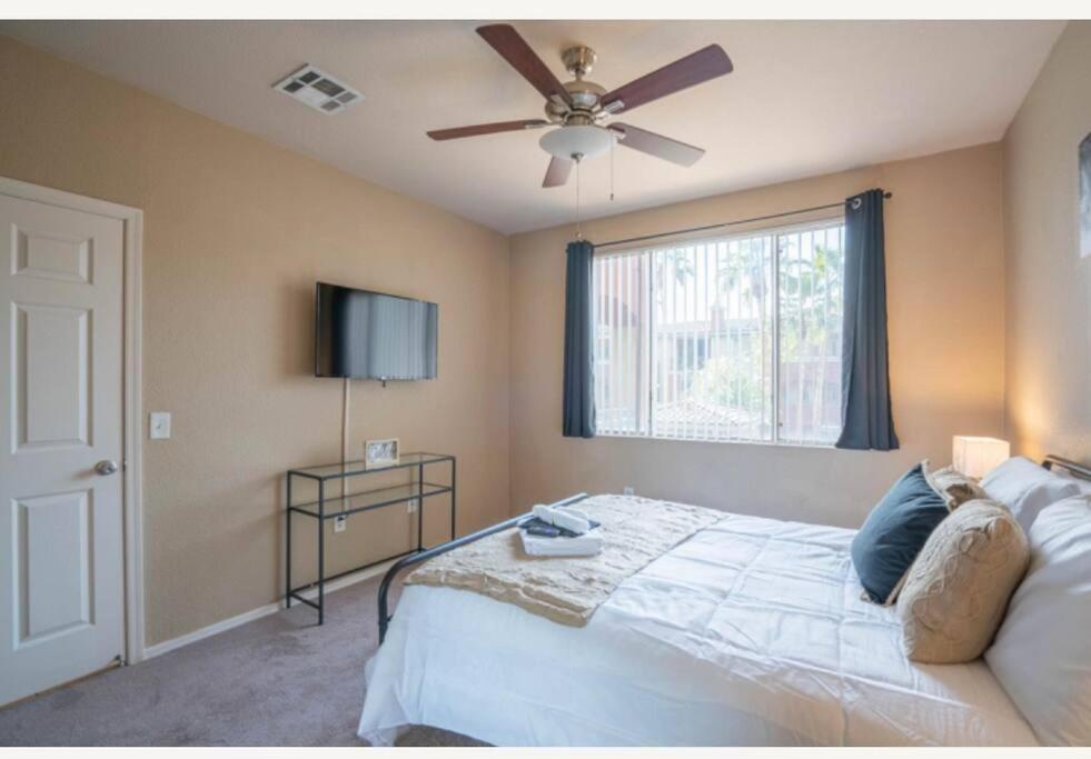 Modern 2br Oasis Pool, Gym & Parking Near Airport *