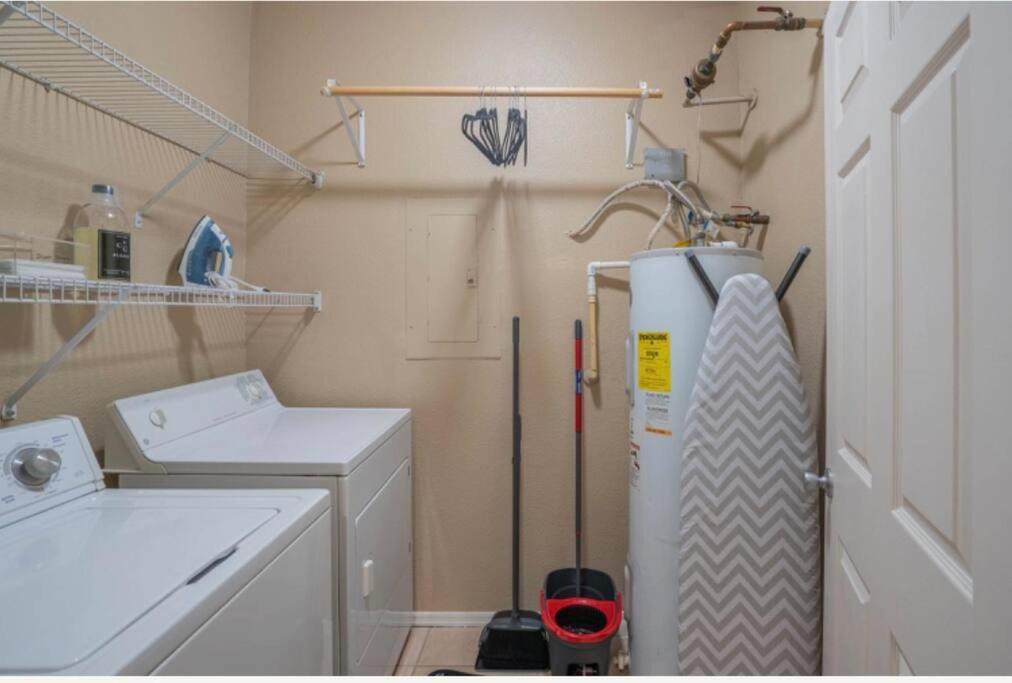 Modern 2br Oasis Pool, Gym & Parking Near Airport Apartment Phoenix