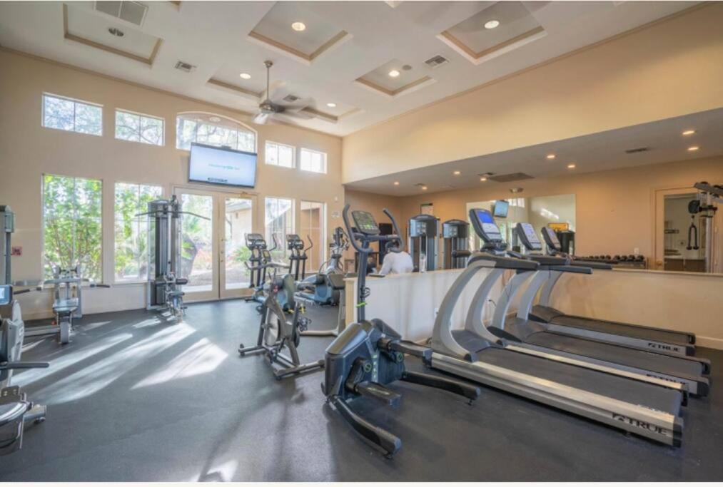 Modern 2br Oasis Pool, Gym & Parking Near Airport Phoenix
