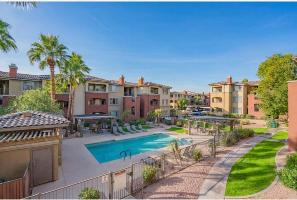 Modern 2br Oasis Pool, Gym & Parking Near Airport