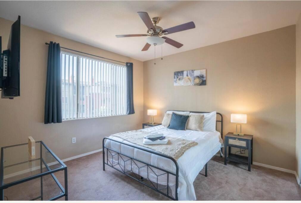 Modern 2br Oasis Pool, Gym & Parking Near Airport Apartment