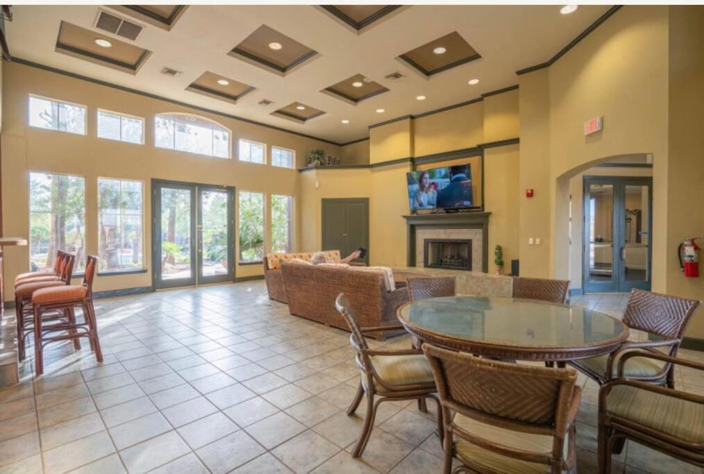 Modern 2br Oasis Pool, Gym & Parking Near Airport *