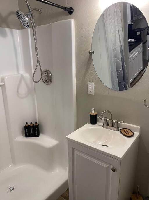 New Midtown With Full Kitchen Apartment *