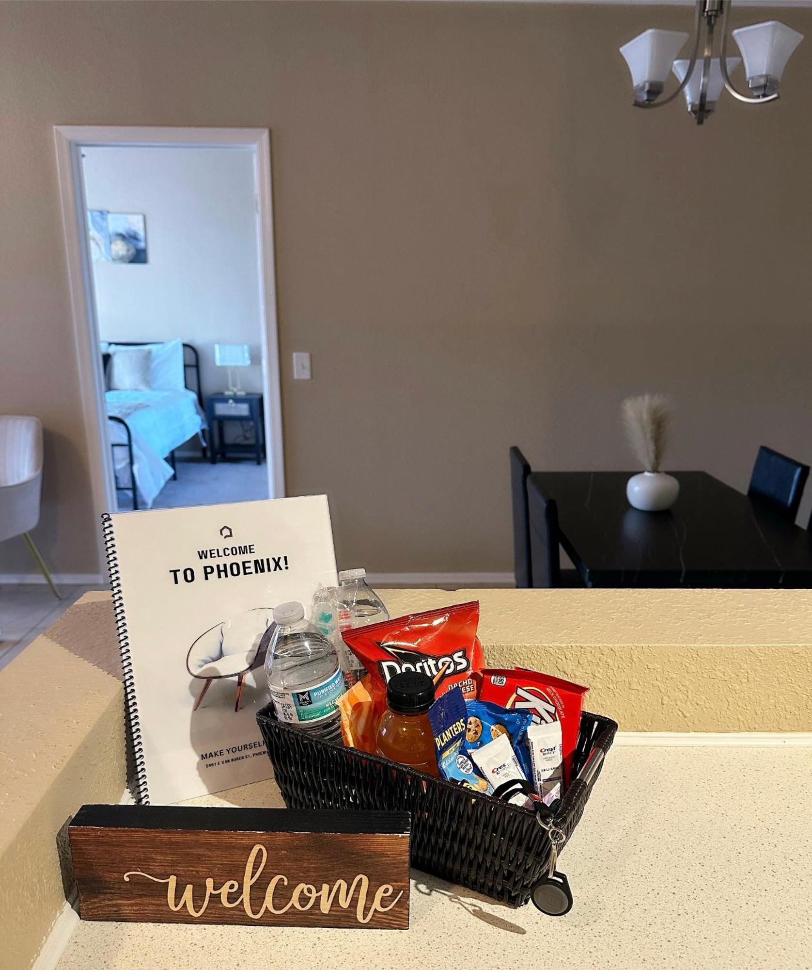Modern 2br Oasis Pool, Gym & Parking Near Airport Phoenix
