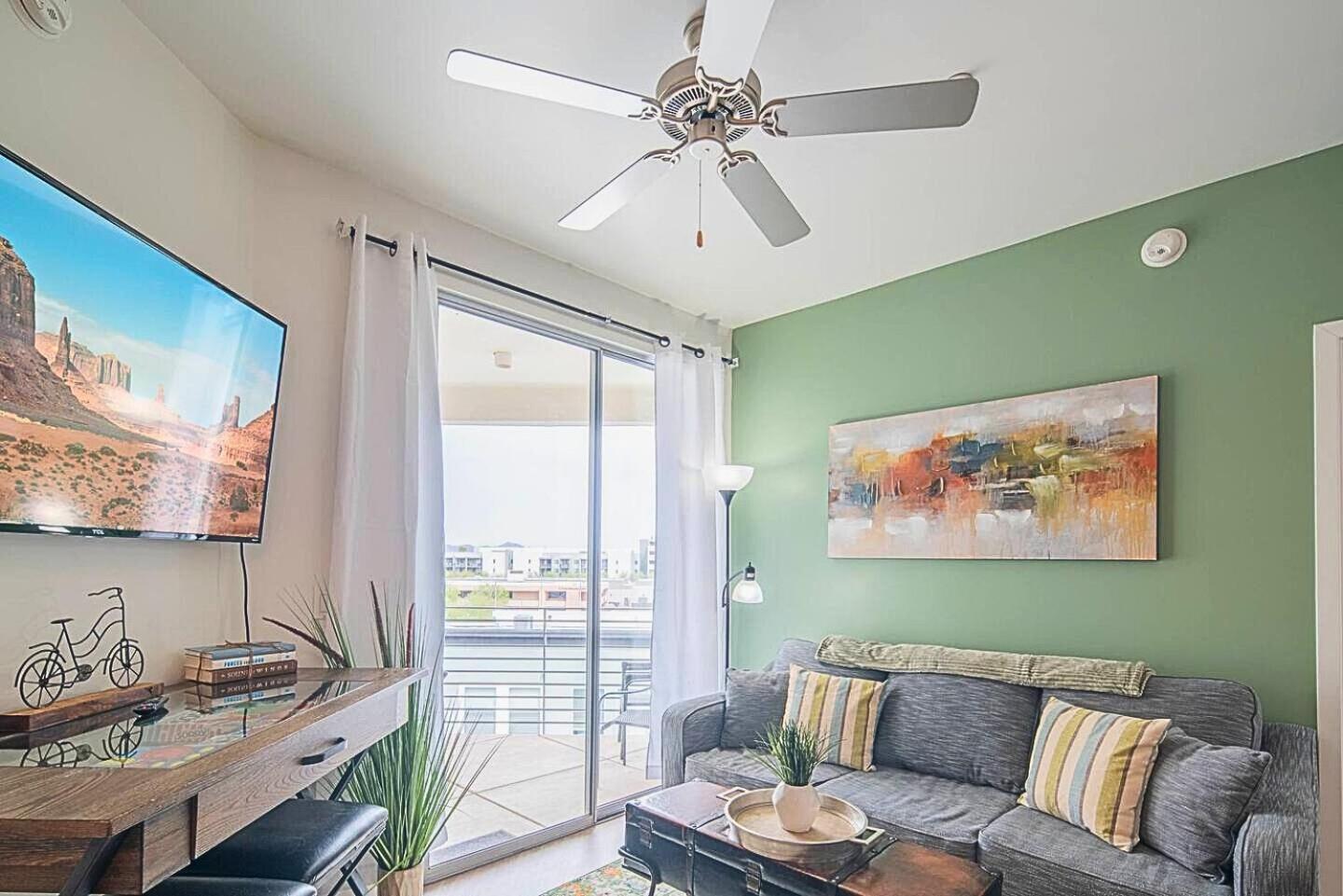 Shopping & Dining 1 Mile - 24 Hour Pool With Parking - 4036 Holiday home Phoenix