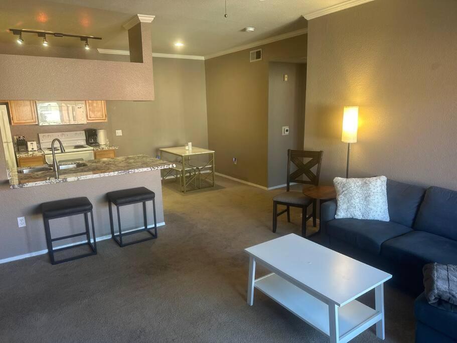 Apartment Cozy In Gated Community With Pool By Phx Airport, Tempe, And Old Town