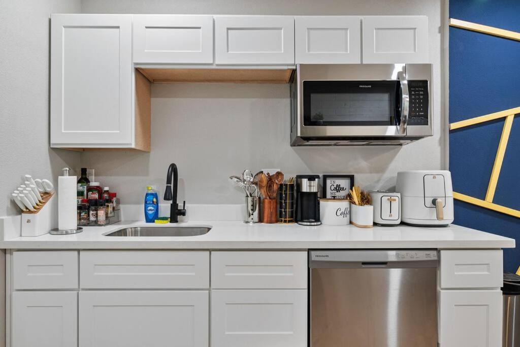 12 Minutes From Downtown - 1 Bedroom #b Apartment