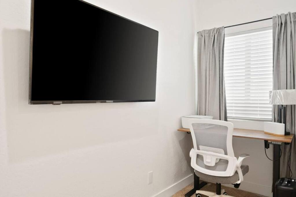 3.8 Miles From Downtown #c Apartamento