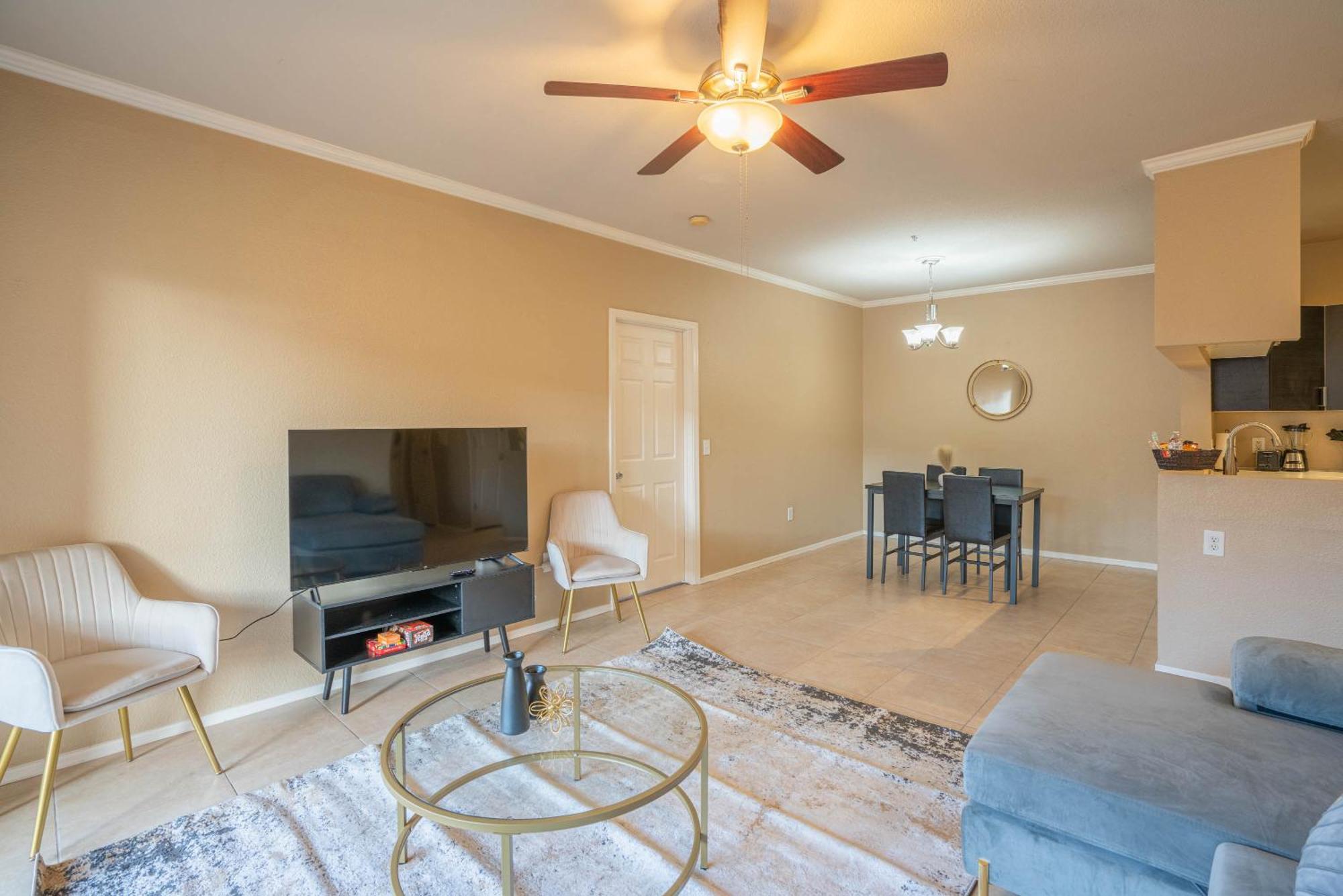 Modern 2br Oasis Pool, Gym & Parking Near Airport Apartment Phoenix