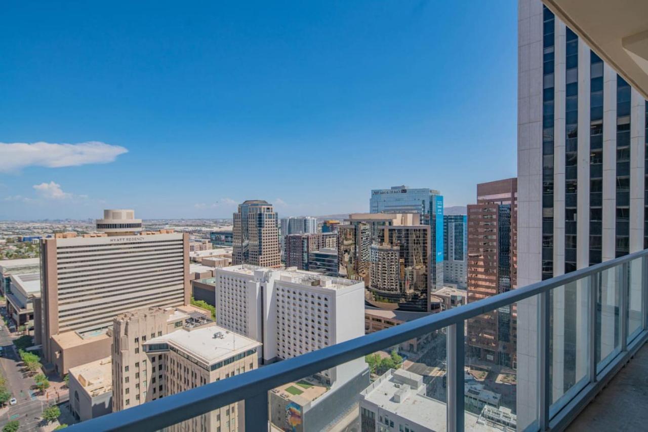 Elegant 28th Floor High Rise, Gym, Parking, Pool, Golf * Phoenix