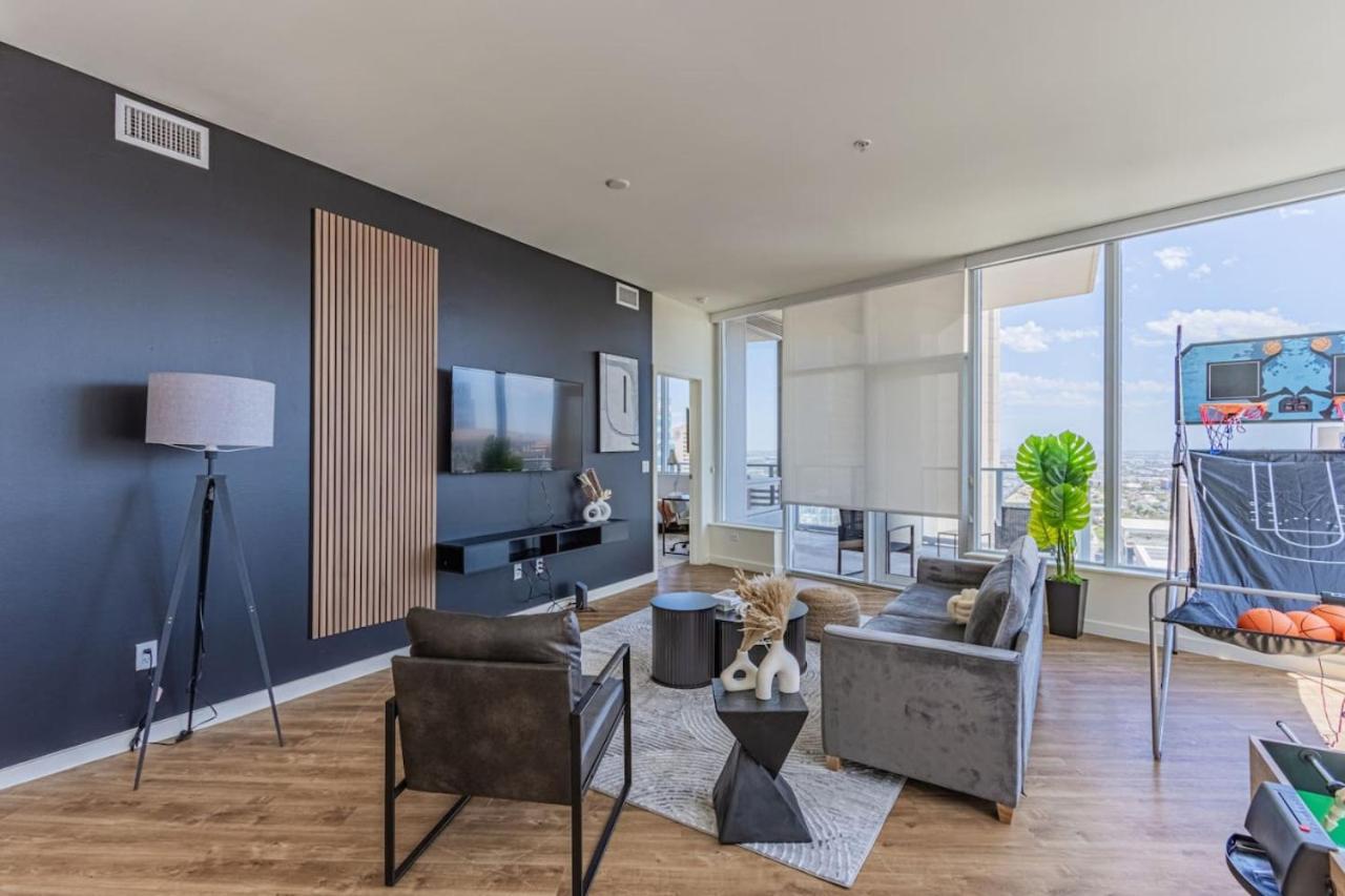 Elegant 28th Floor High Rise, Gym, Parking, Pool, Golf