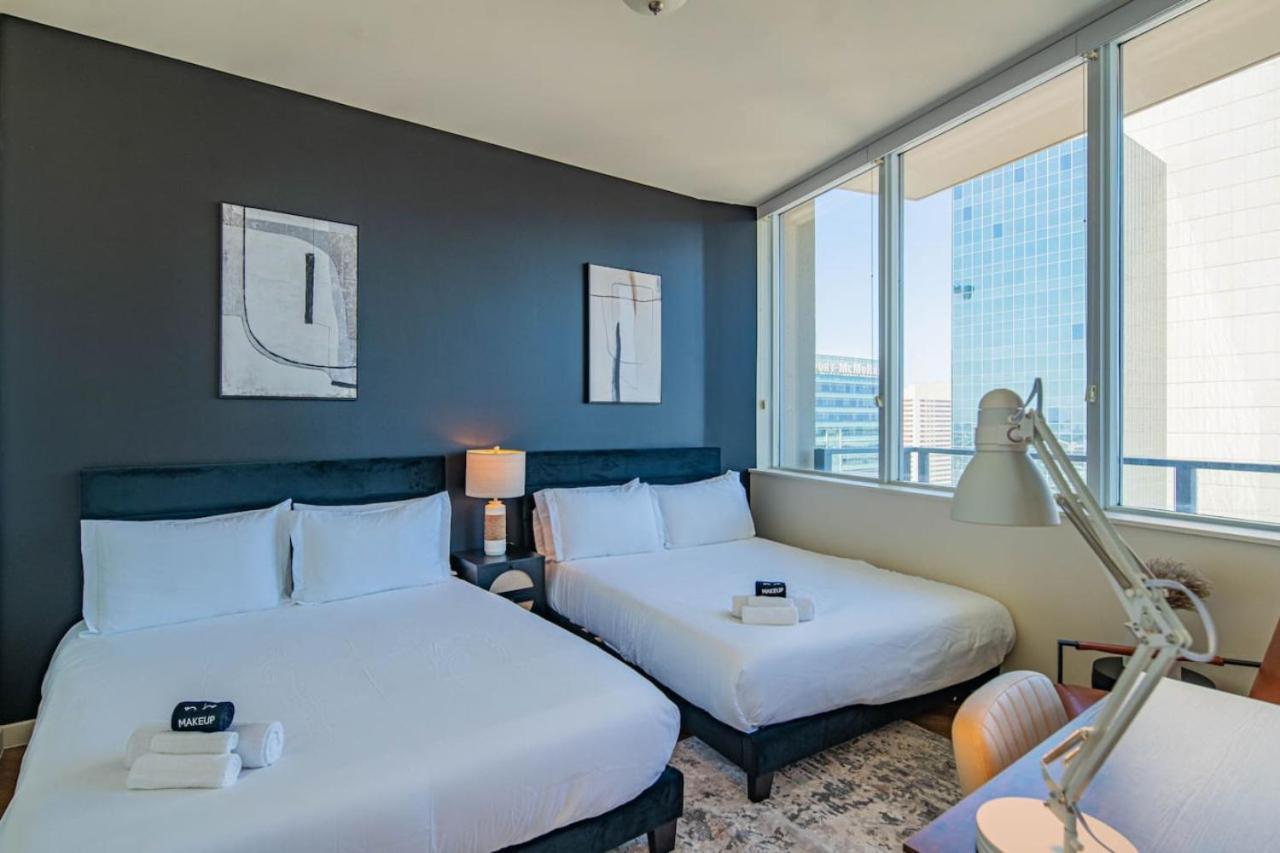 Elegant 28th Floor High Rise, Gym, Parking, Pool, Golf * Phoenix