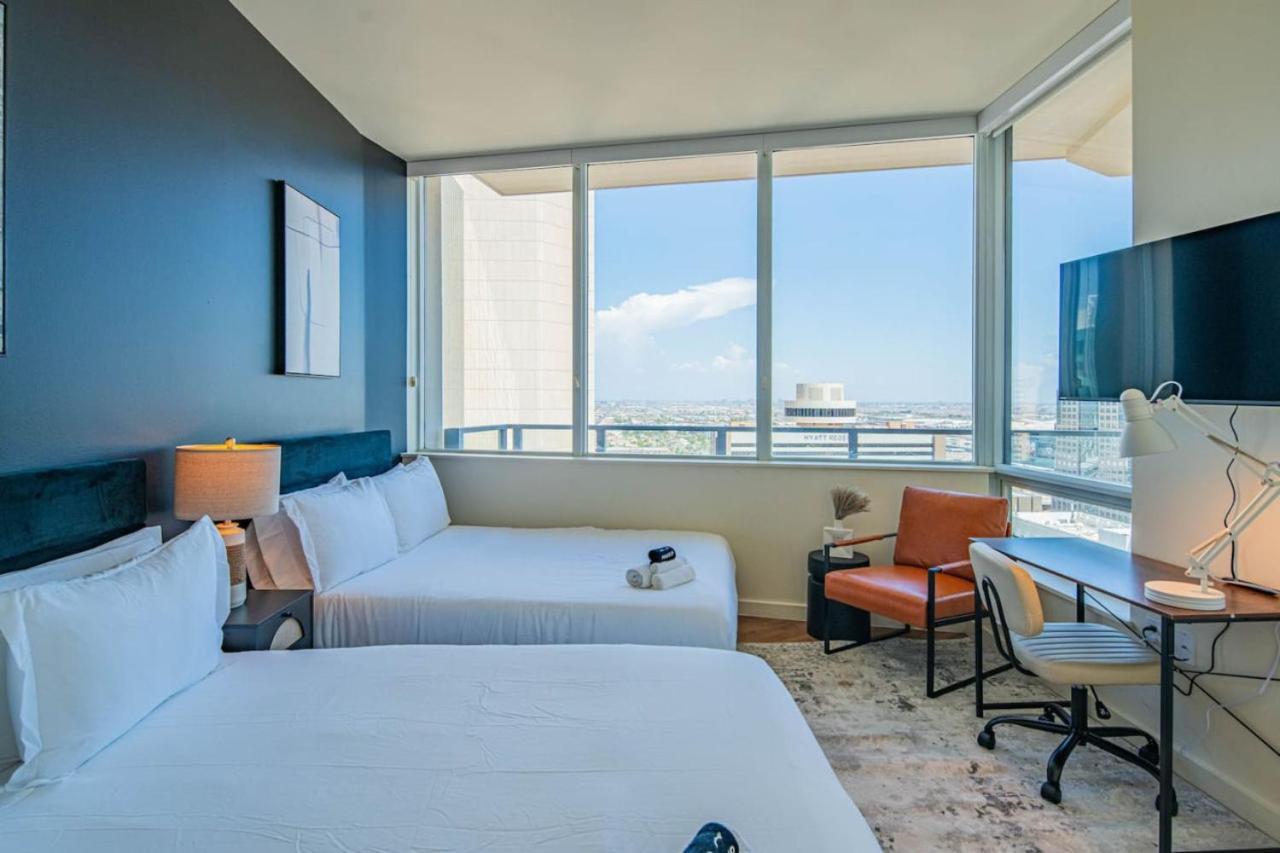 Elegant 28th Floor High Rise, Gym, Parking, Pool, Golf *