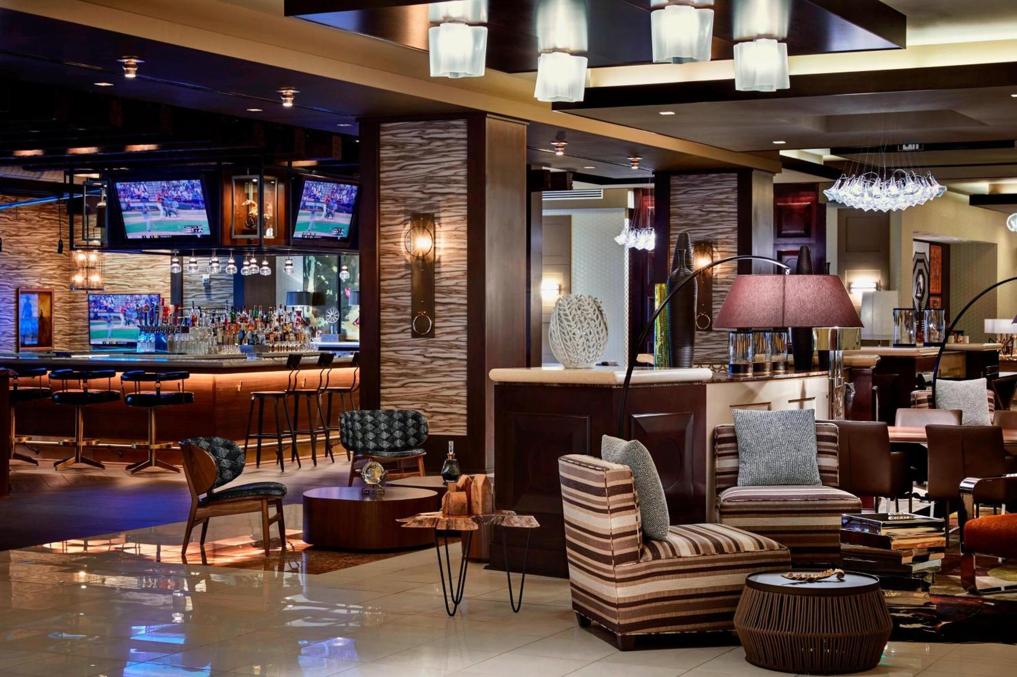 Hotel Renaissance Downtown 5*