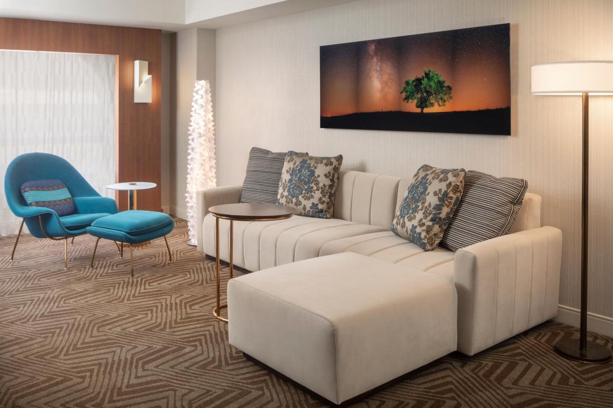 Hotel Renaissance Downtown 5*