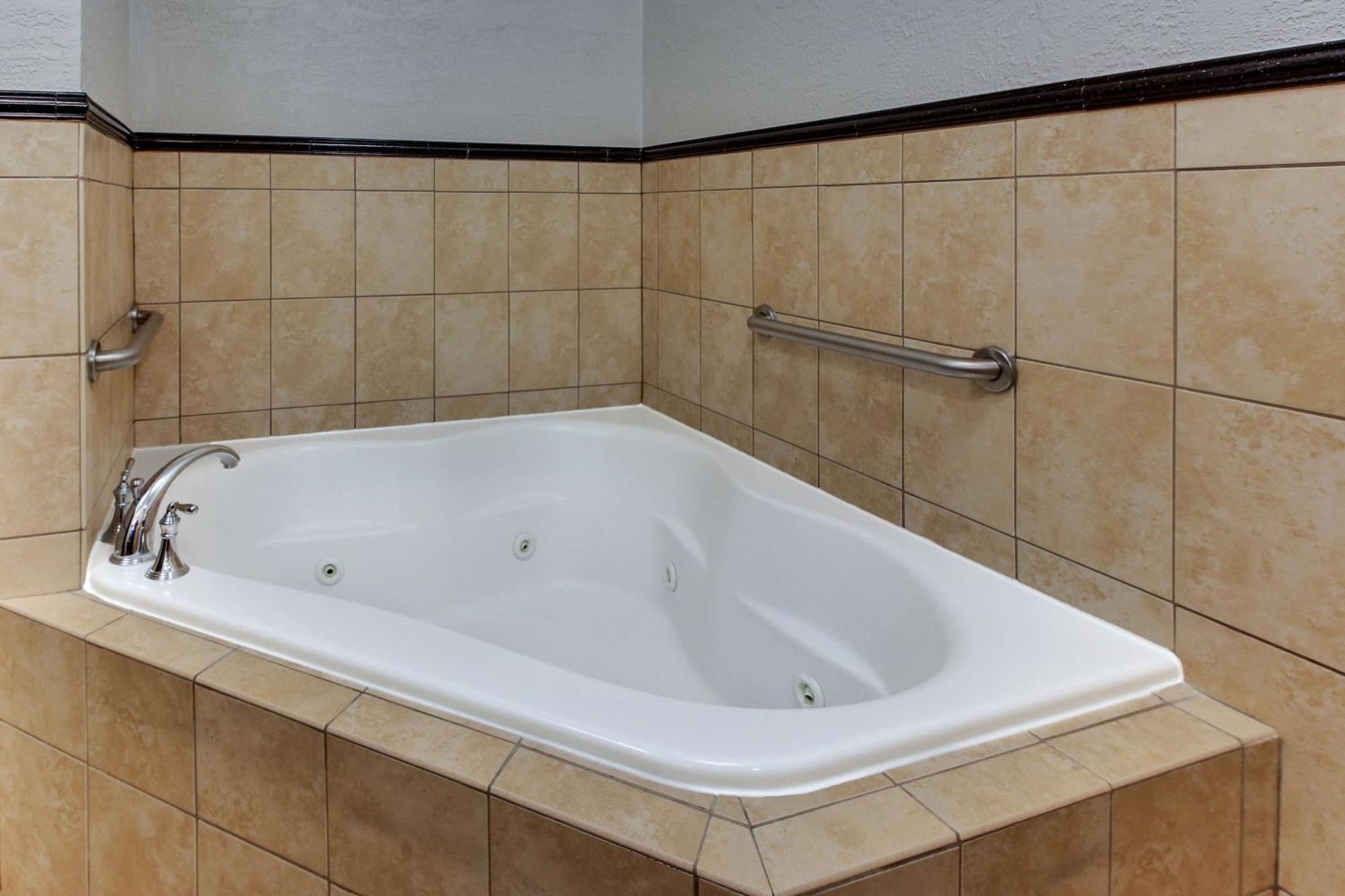Drury & Happy Valley Hotel 3*