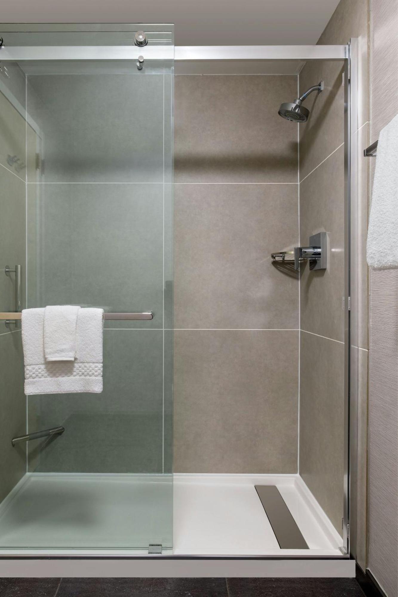 Courtyard By Marriott Airport