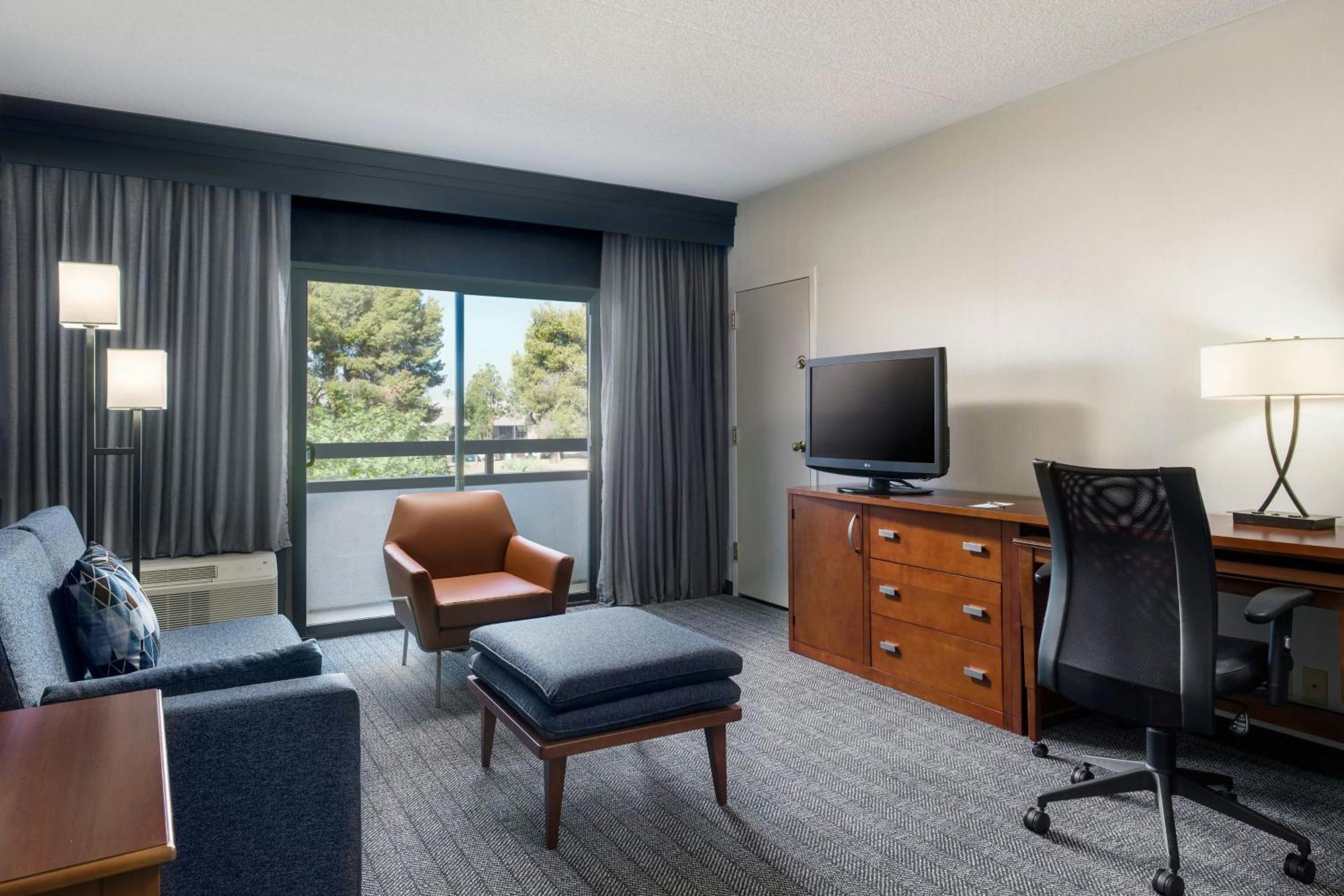 Hotel Courtyard By Marriott Airport 3*