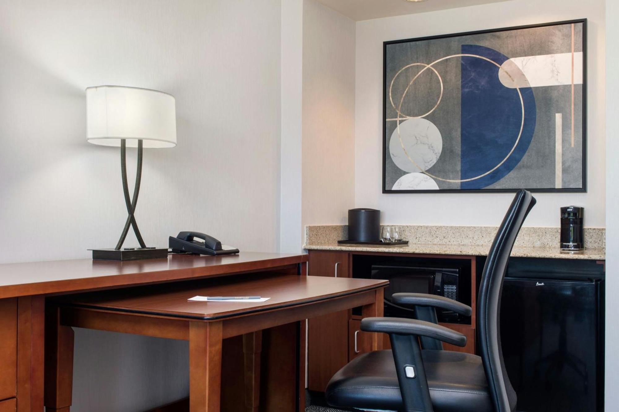 Courtyard By Marriott Airport Hotel