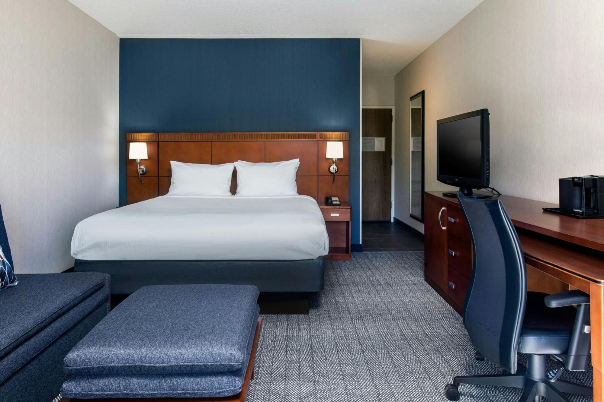 Courtyard By Marriott Airport