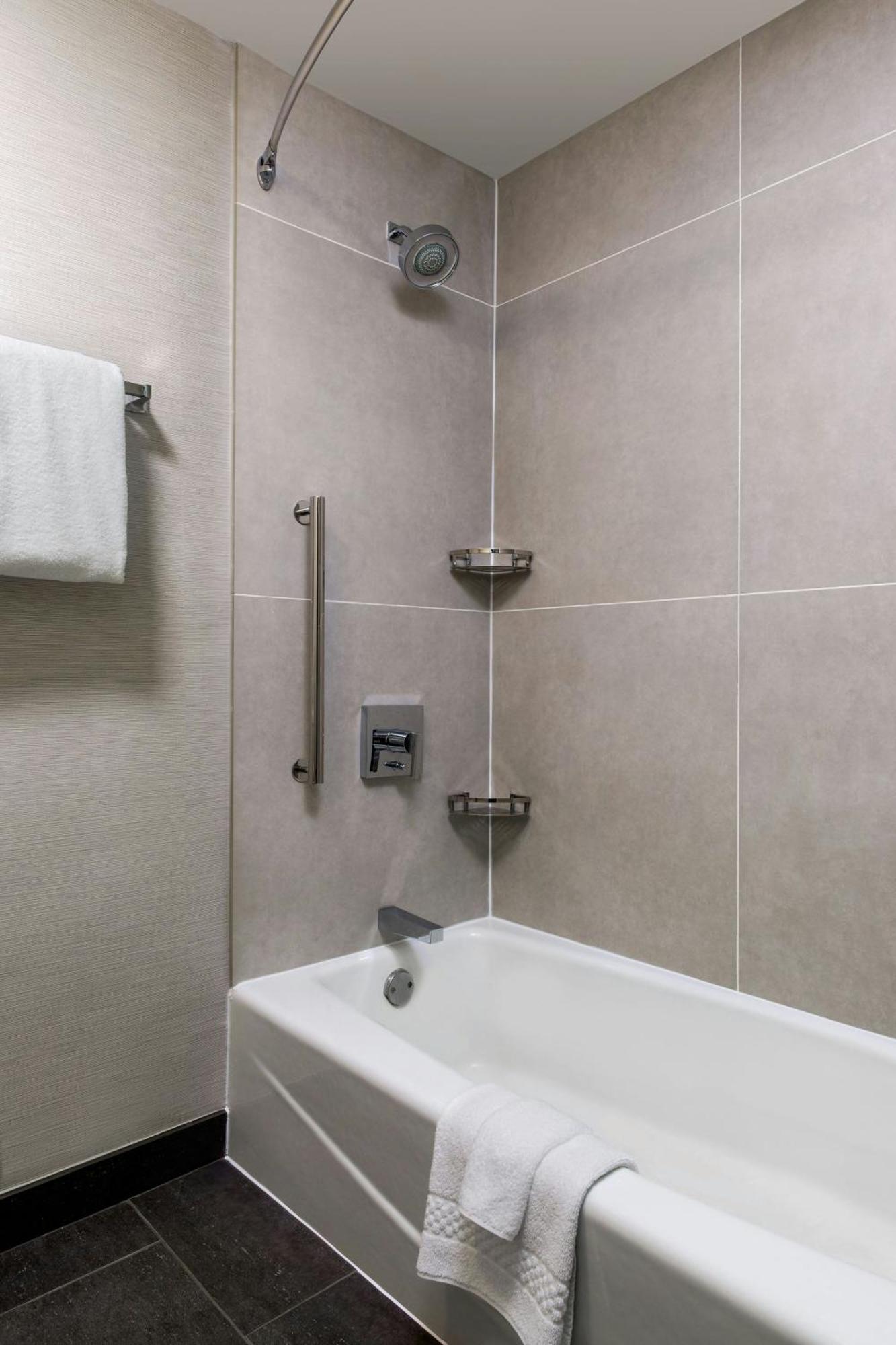 Courtyard By Marriott Airport Hotel