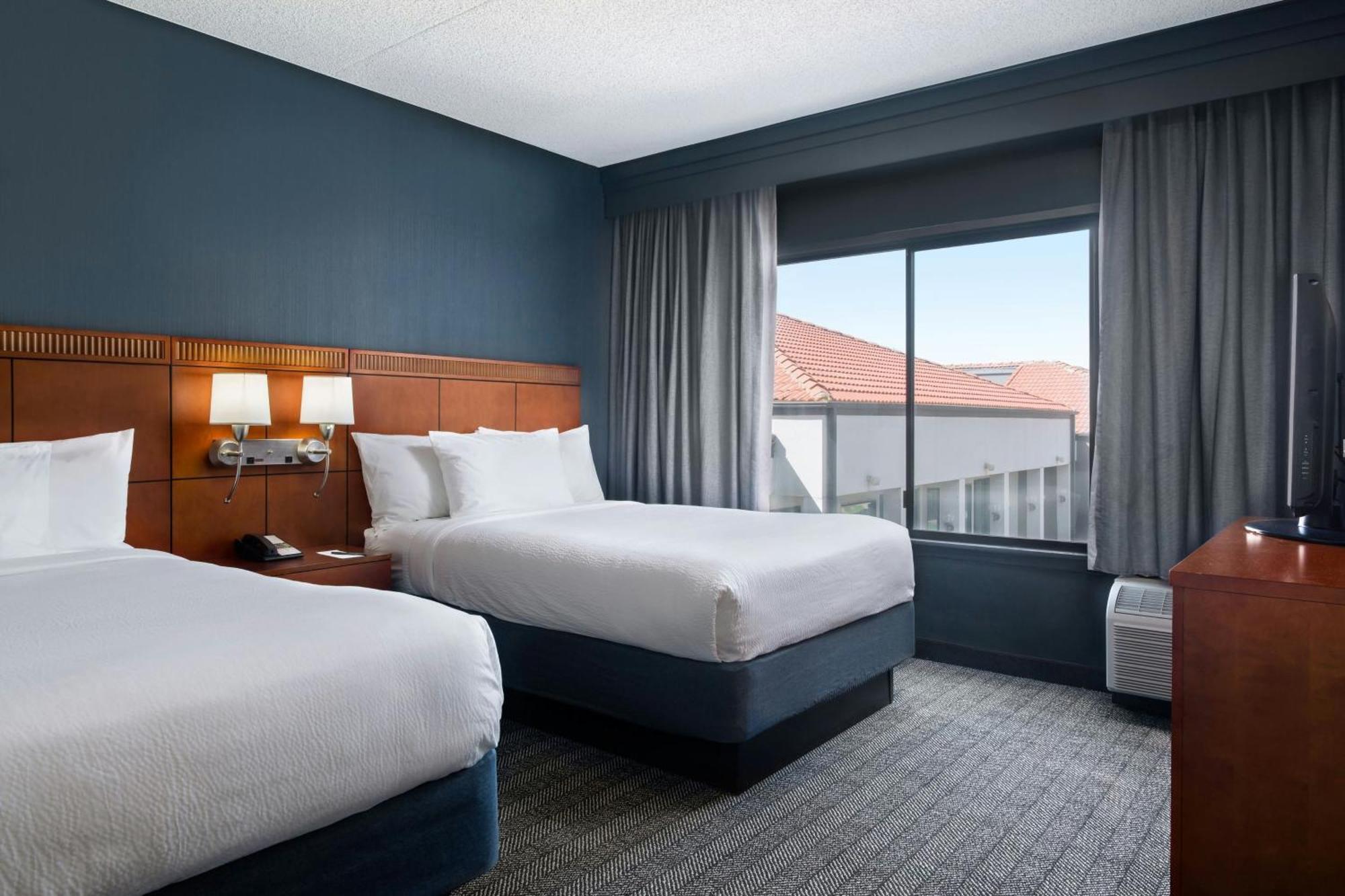 Hotel Courtyard By Marriott Airport 3*
