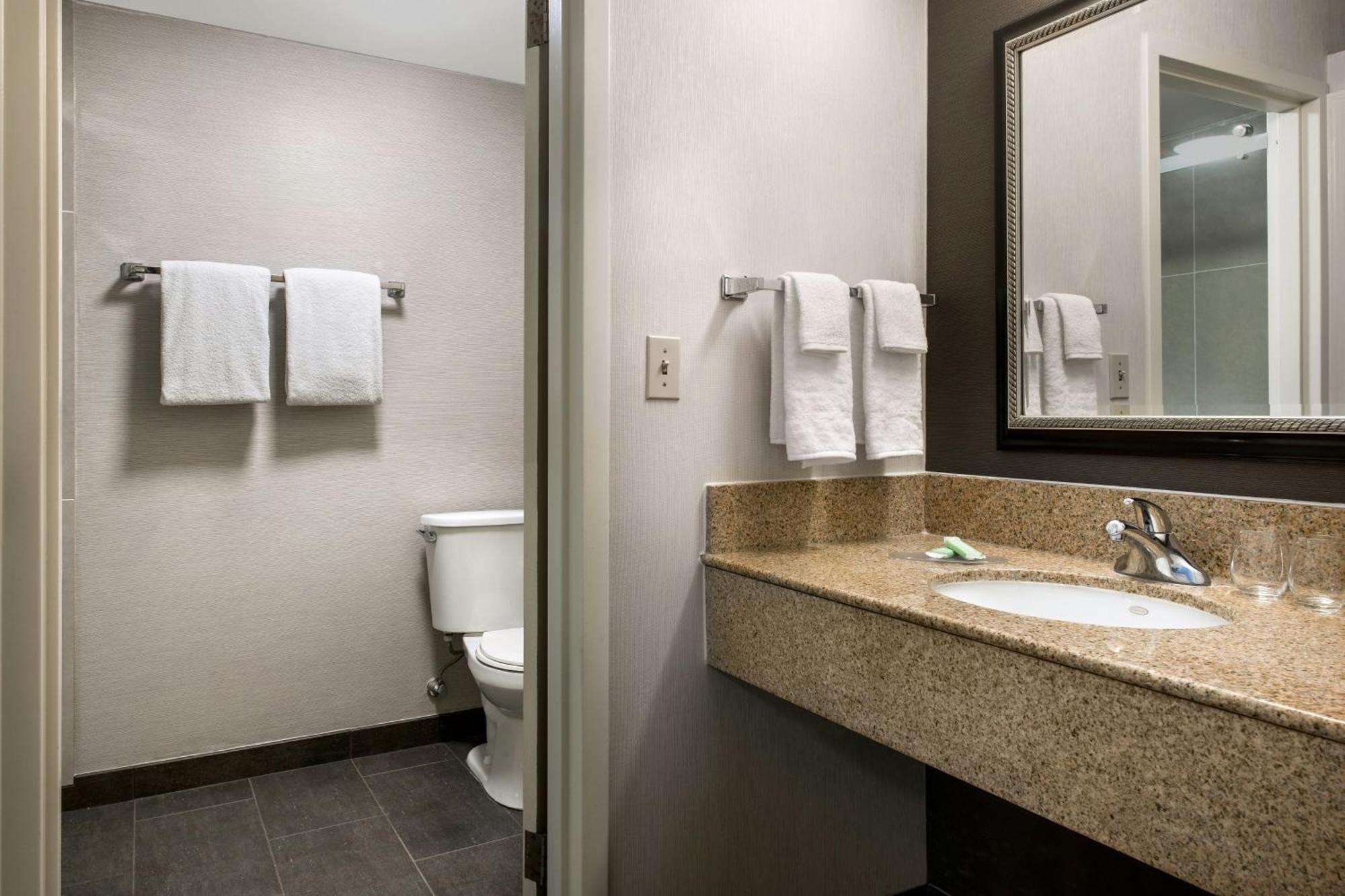 Courtyard By Marriott Airport Hotel Phoenix