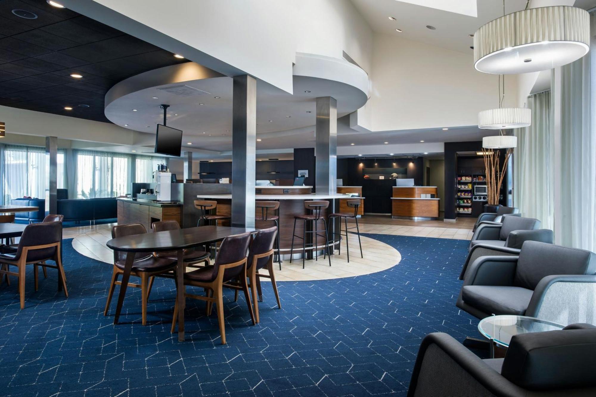 Courtyard By Marriott Airport