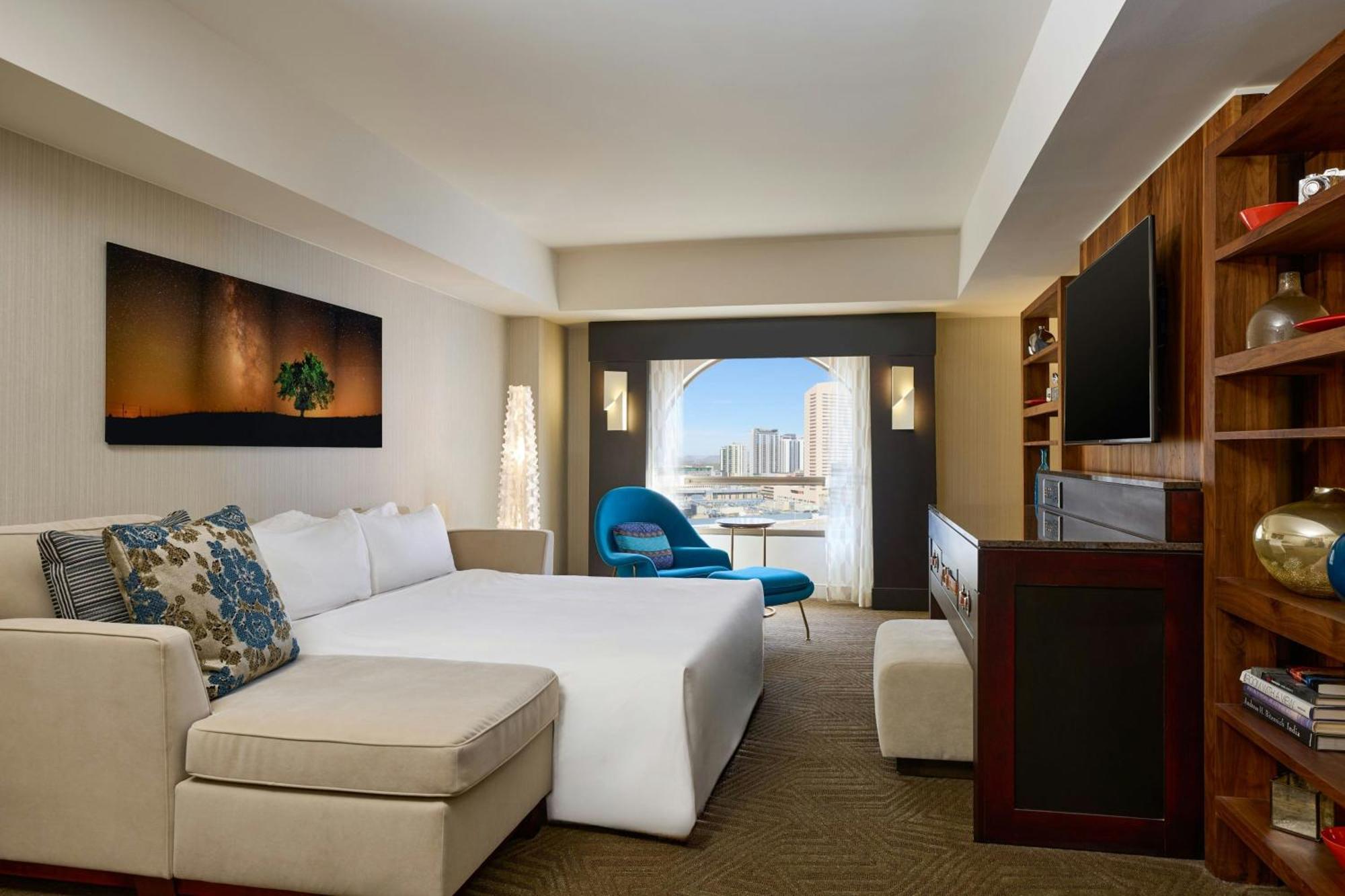 Renaissance Downtown Hotel 5*