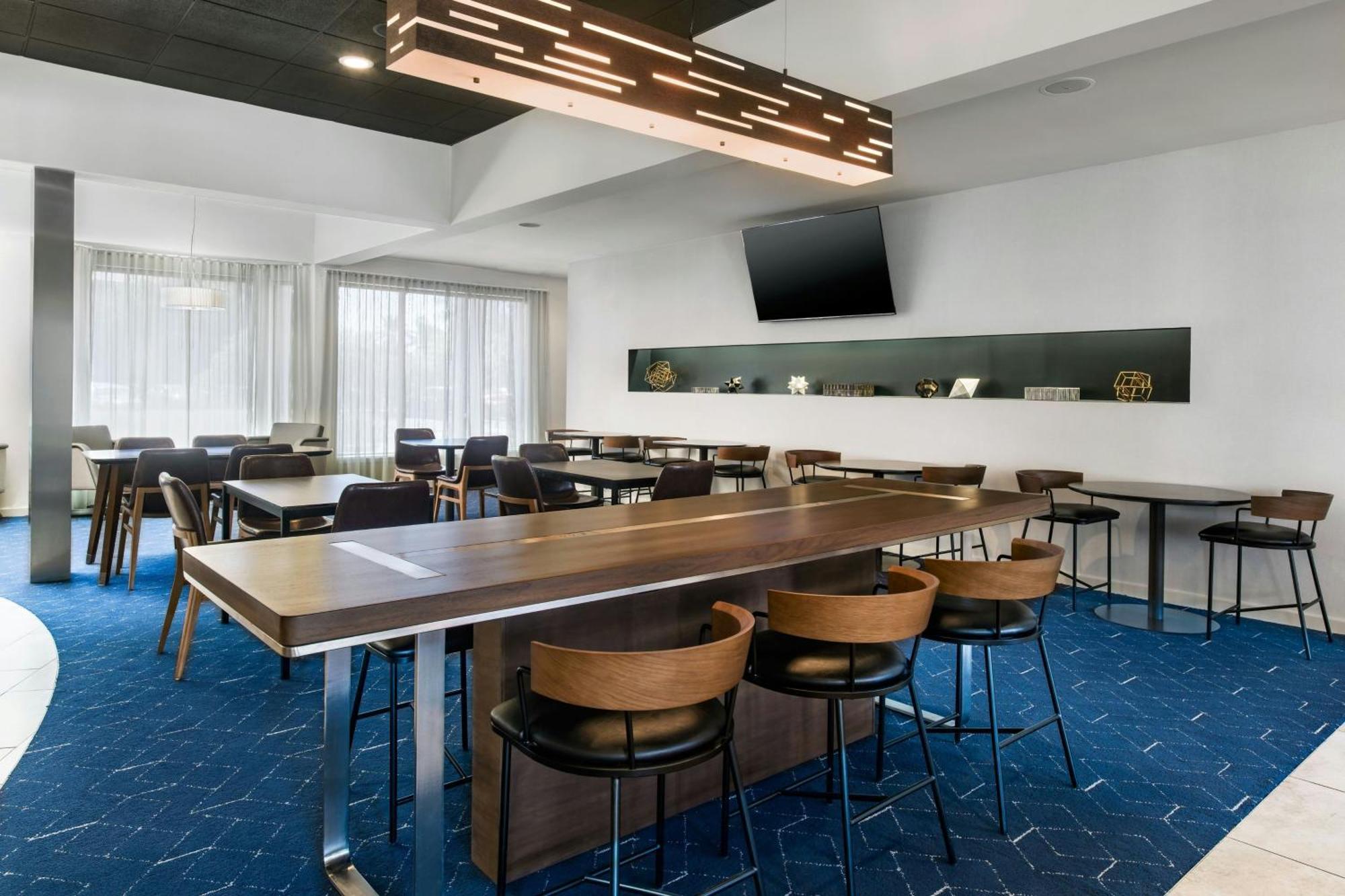 Courtyard By Marriott Airport Hotel 3*