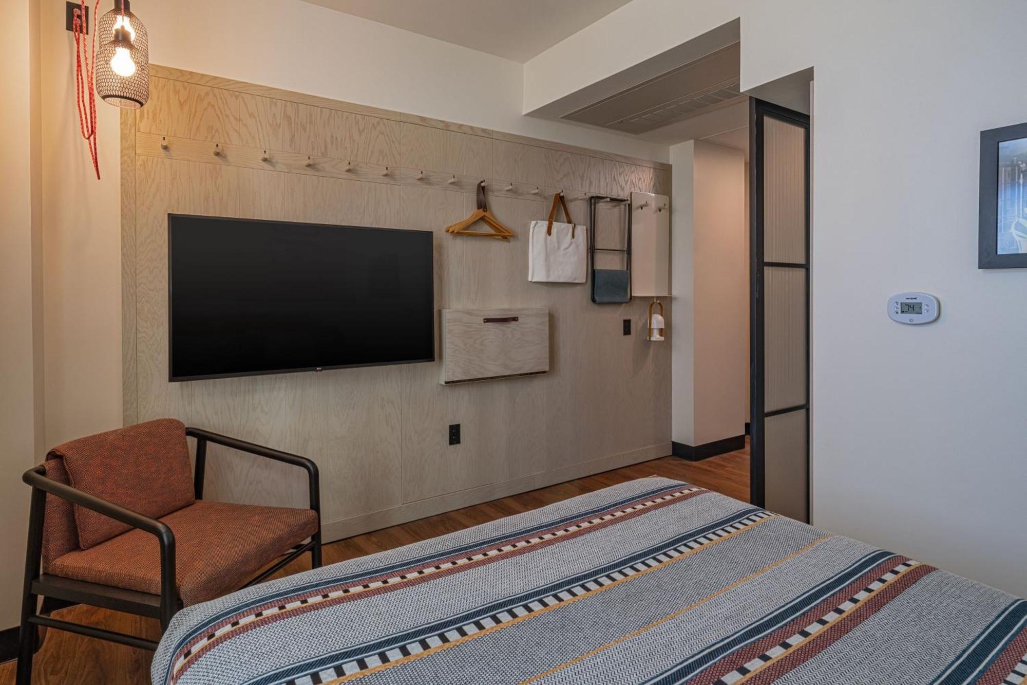 Hotel Moxy Downtown