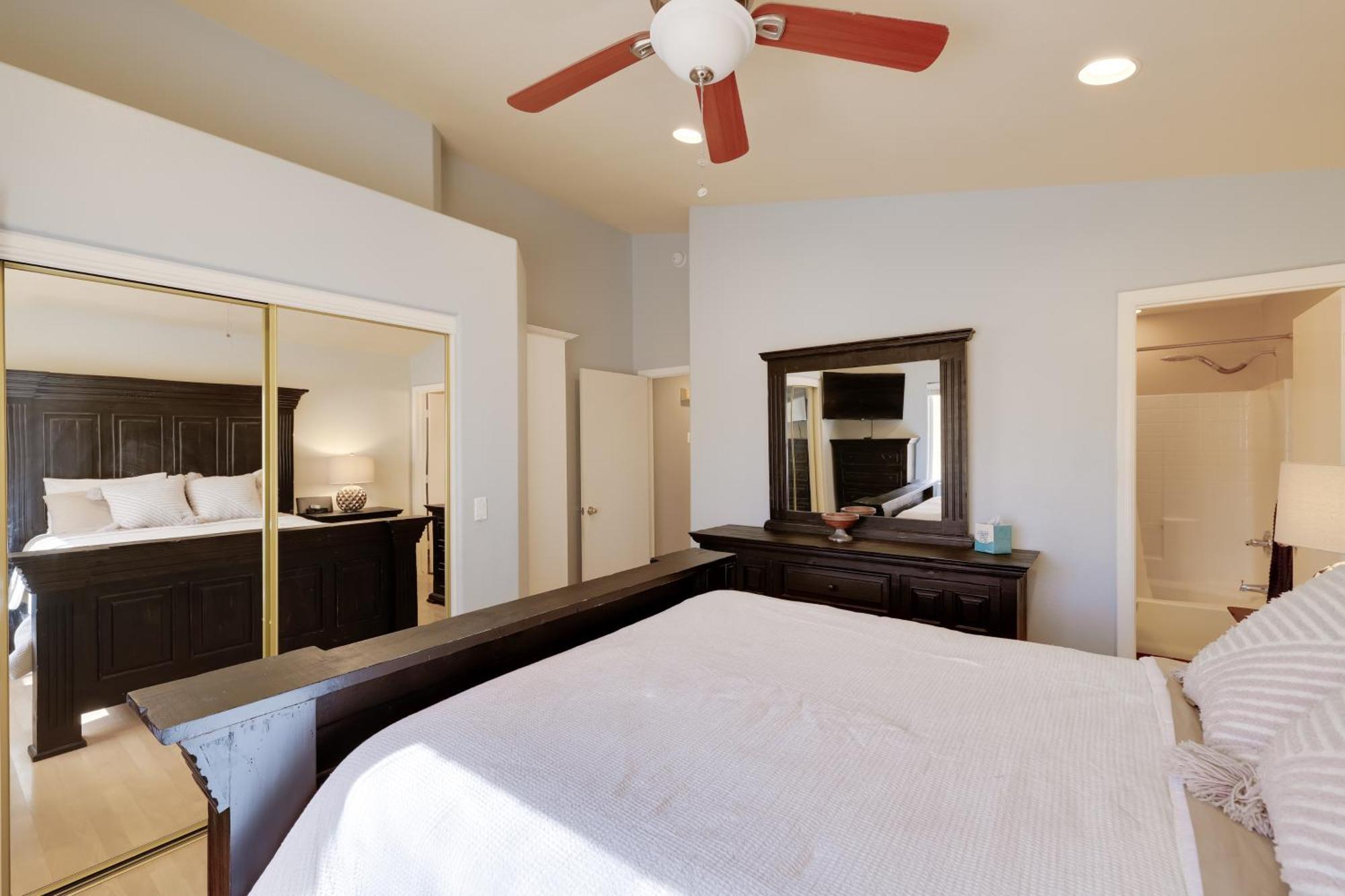 Family-friendly Glendale With Private Yard Holiday home