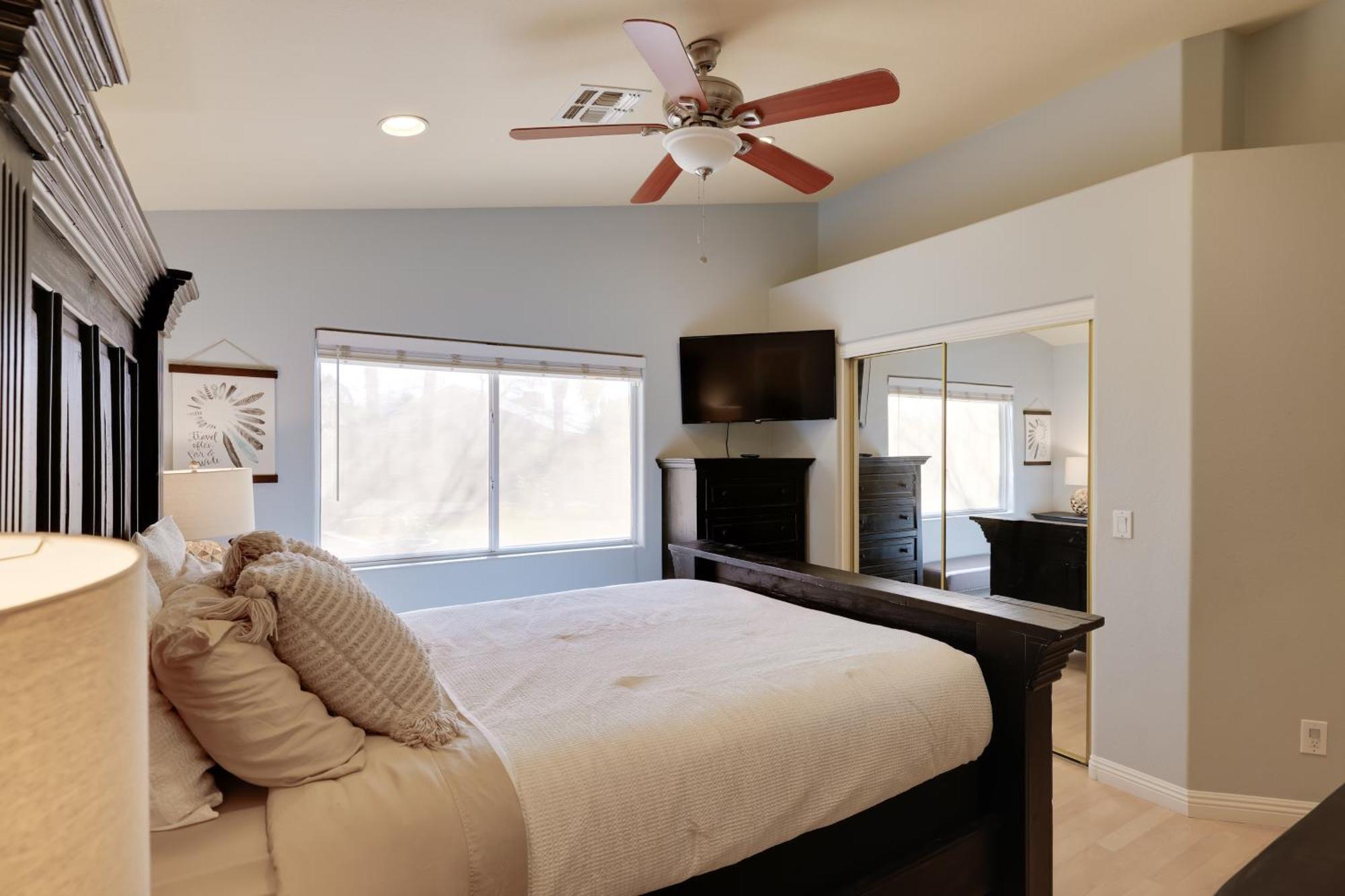 Family-friendly Glendale With Private Yard Holiday home *