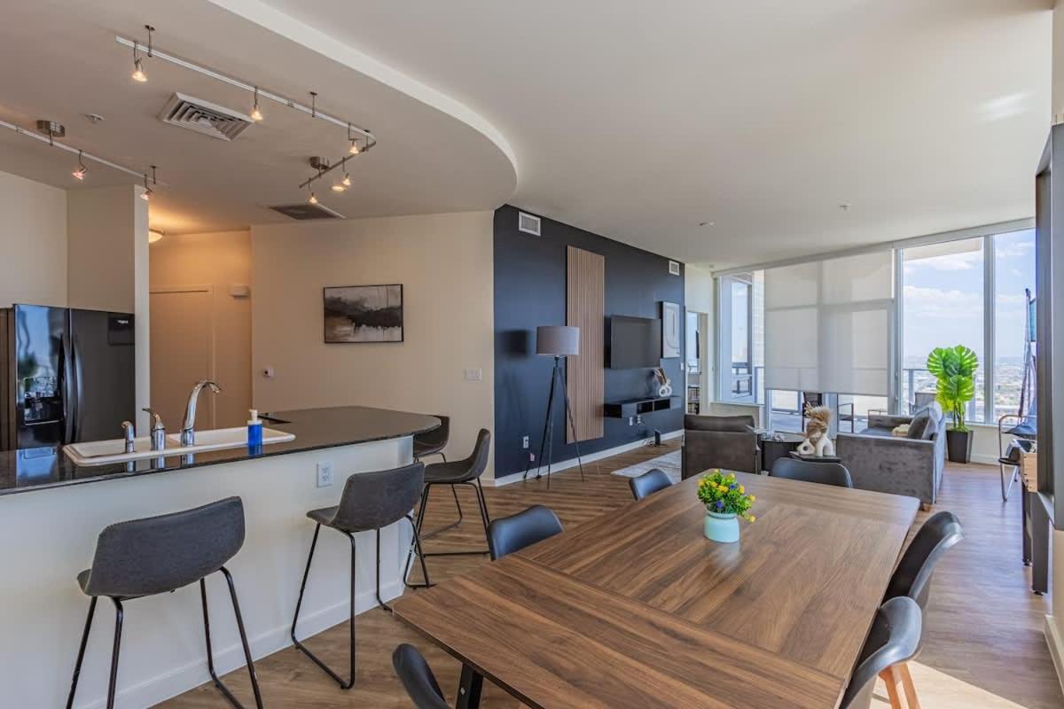 Elegant 28th Floor High Rise, Gym, Parking, Pool, Golf Apartamento