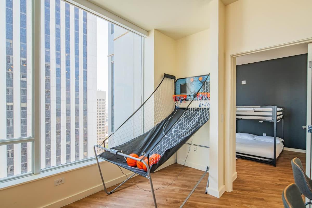 Elegant 28th Floor High Rise, Gym, Parking, Pool, Golf * Phoenix